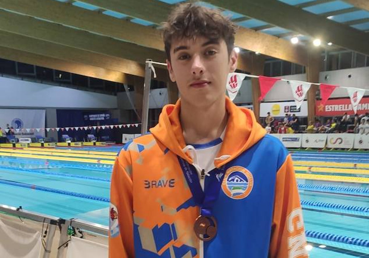 Samuel Gómez, con su medalla de bronce en los 50 braza del Campeonato de España Junior