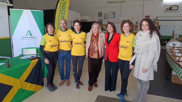 Mujeres que han padecido cáncer de mama tripulan el nuevo 'dragón boat' del CD Piragüismo Tartessos Huelva