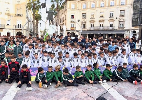 Imagen secundaria 1 - Autoridades y participantes en la octava edición de la Gañafote Cup durante el acto de este viernes en el centro de Huelva