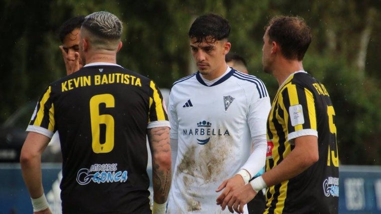 Kevin Bautista y Fran López en la derrota del San Roque en el estadio Dama de Noche contra el Marbella