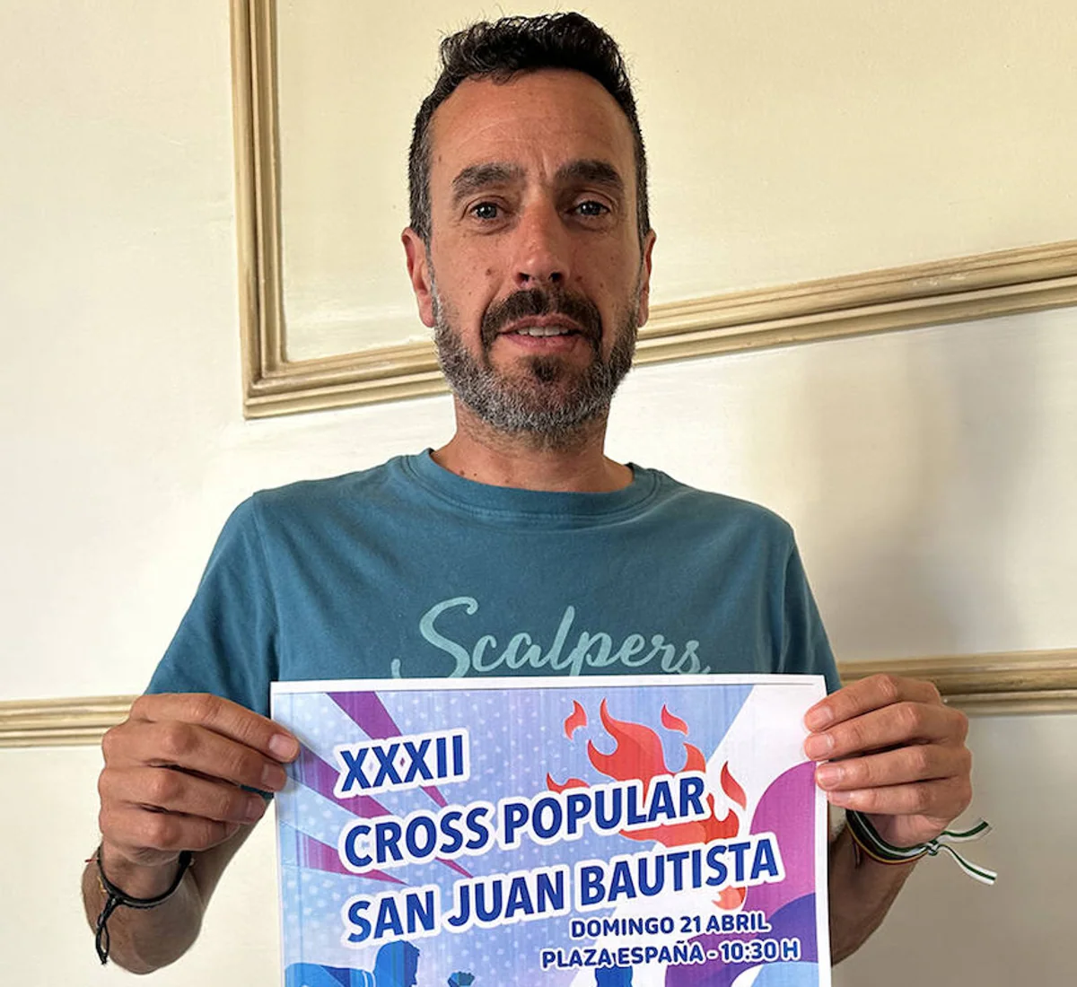 Miguel Beltrán, el concejal de Deportes, con el cartel de la XXII edición del Cross Popular San Juan Bautista