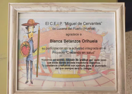 Imagen secundaria 1 - Momento en el que Blanca Betanzos recibe una placa como homenaje de manos del director del centro, Jesús Rodríguez