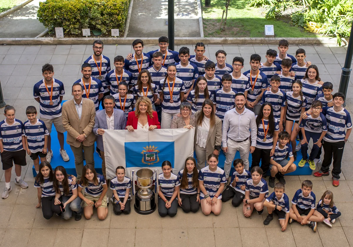 Foto de familia de los campeones con miembros del Ayuntamiento de Huelva