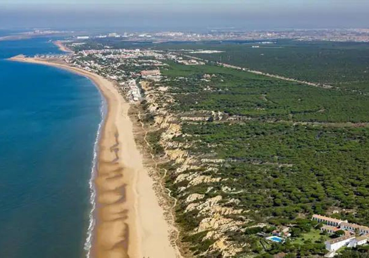 Vista aérea de la playa de Mazagón, que celebrará su primer actuatlón