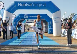 Zakaria Boufaljat, ganador de la 10k de Huelva, tras cruzar la línea de meta