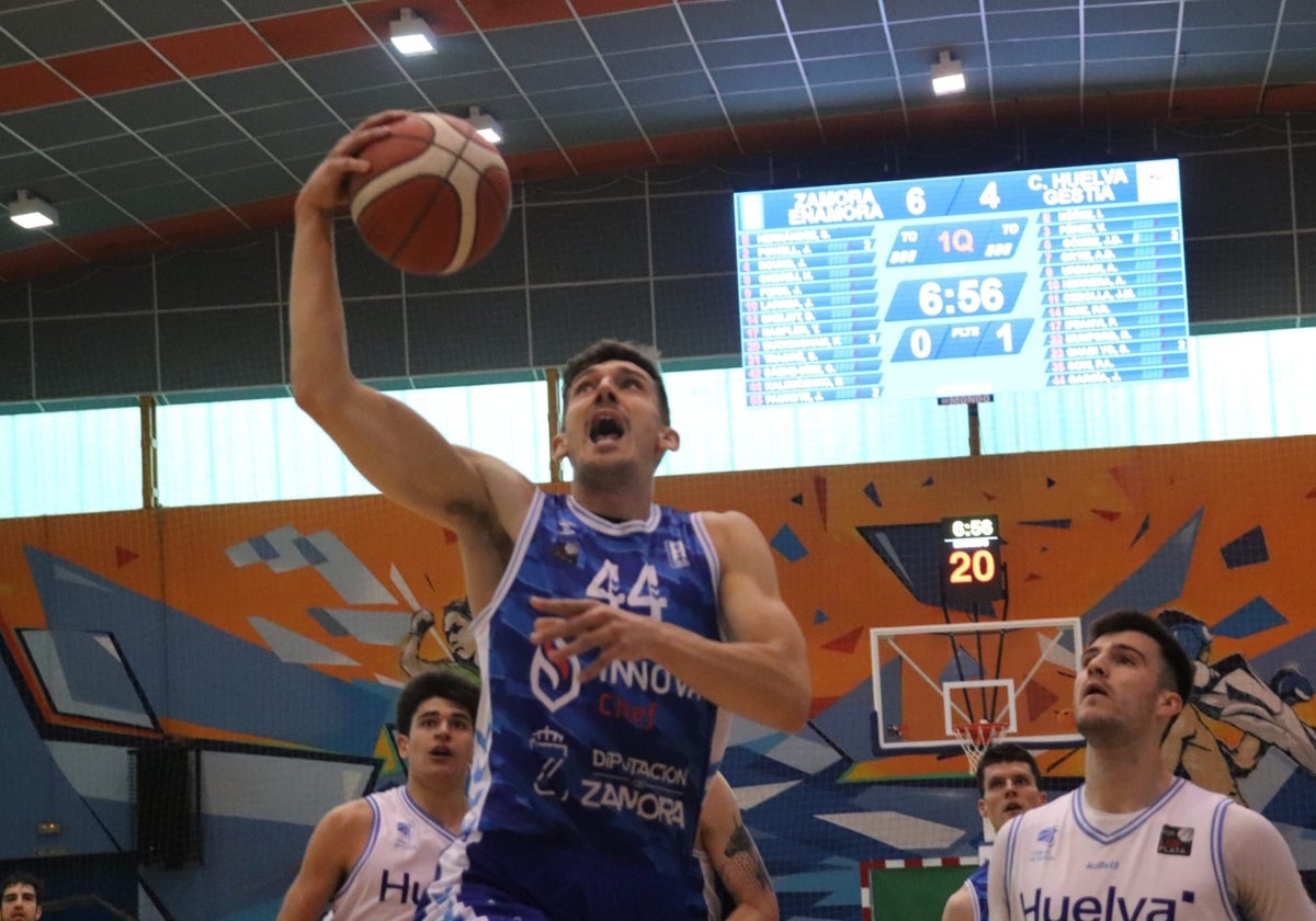 Un momento del partido perdido por el Ciudad de Huelva en tierras zamoranas