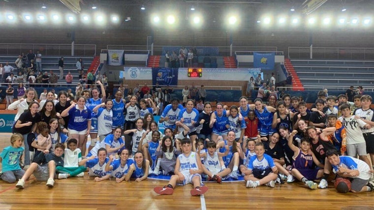 El Ciudad de Huelva femenino tras clasificarse para la fase final por el ascenso a la Liga Femenina 2