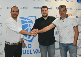 Íñigo Núñez tras estampar su renovación como entrenador del Ciudad de Huelva