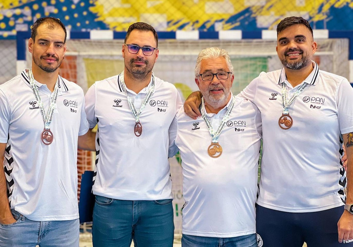 Javier Ollero, con su equipo técnico tras el ascenso