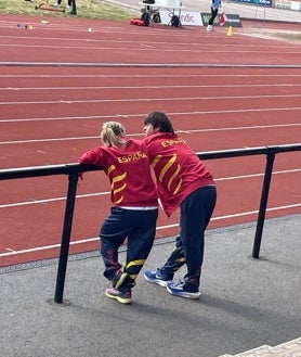 Imagen secundaria 2 - Nico Castaño y Blanca Betanzos arrasan en el Europeo Virtus con tres medallas cada uno
