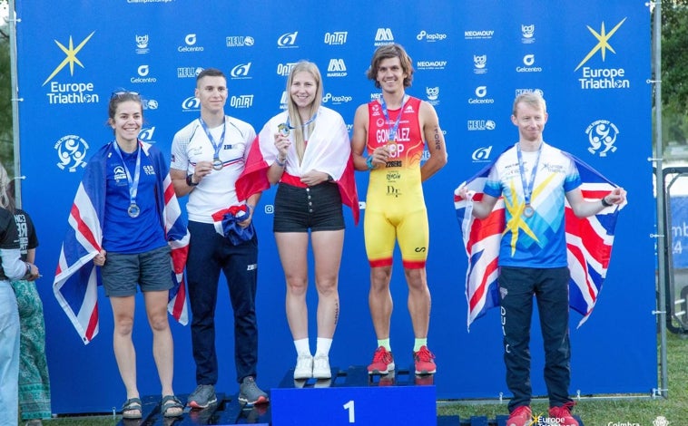 Imagen principal - Pablo González, Santiago Muros y Enrique Rodríguez, en sus respectivos podios del Campeonato de Europa