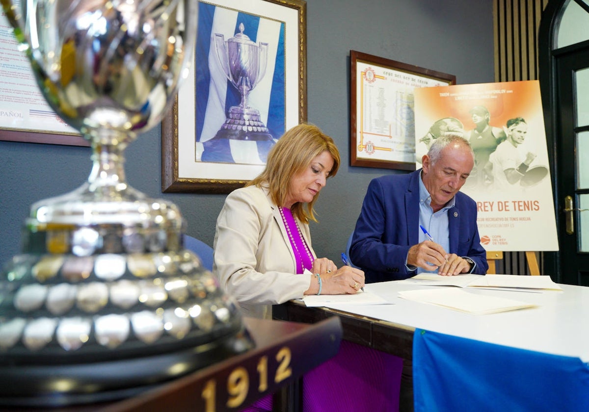 Momento de la firma del convenio entre el Ayuntamiento y el Recreativo de Tenis