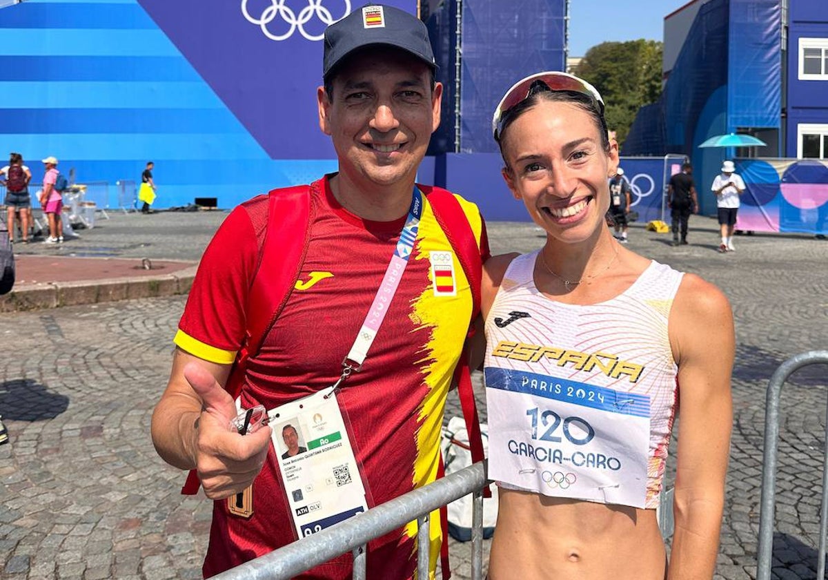 Laura García-Caro, con su entrenador, feliz por el diploma olímpico en París