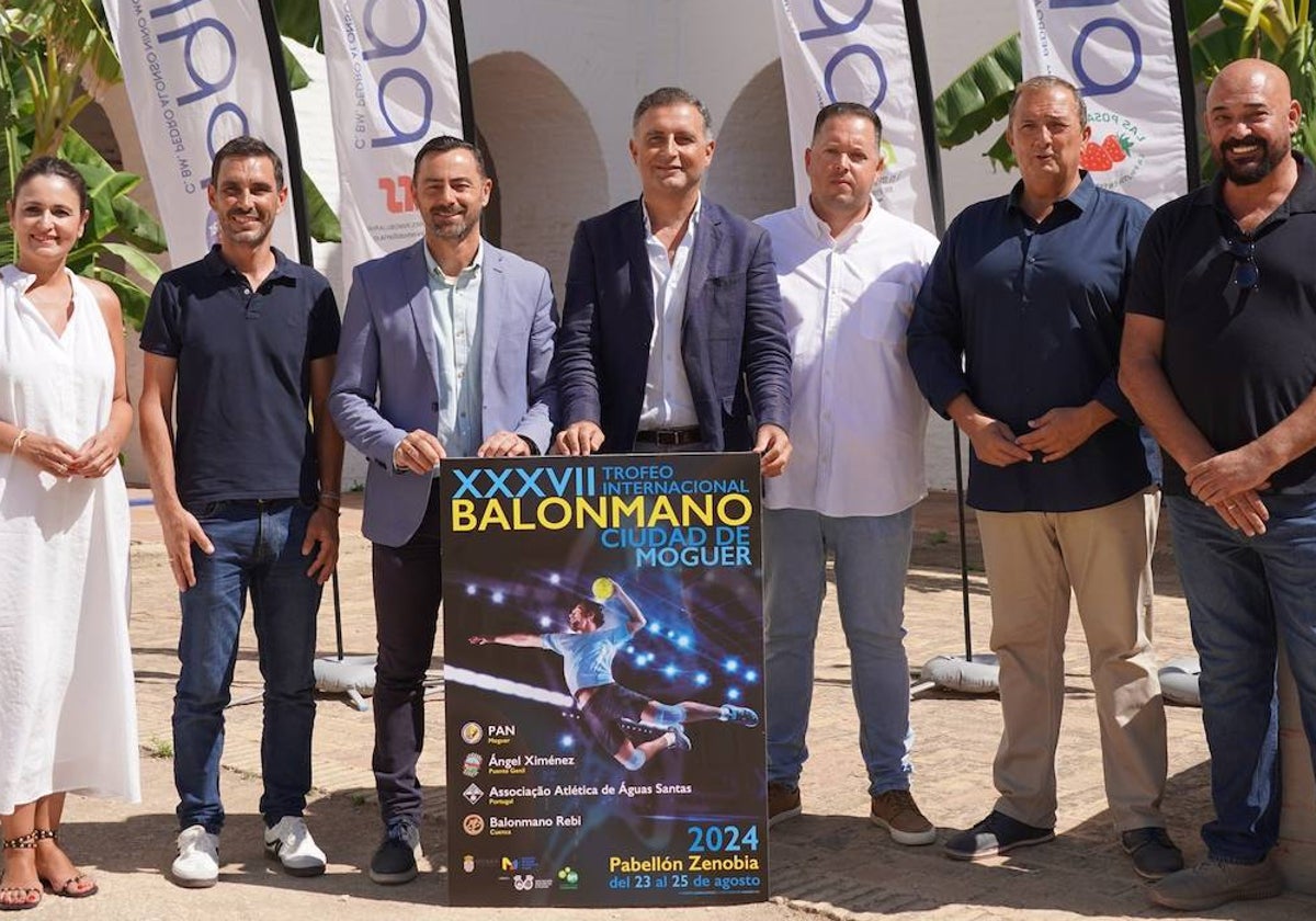 La presentación en el monasterio de Santa Clara del Trofeo Ciudad de Moguer de Balonmano