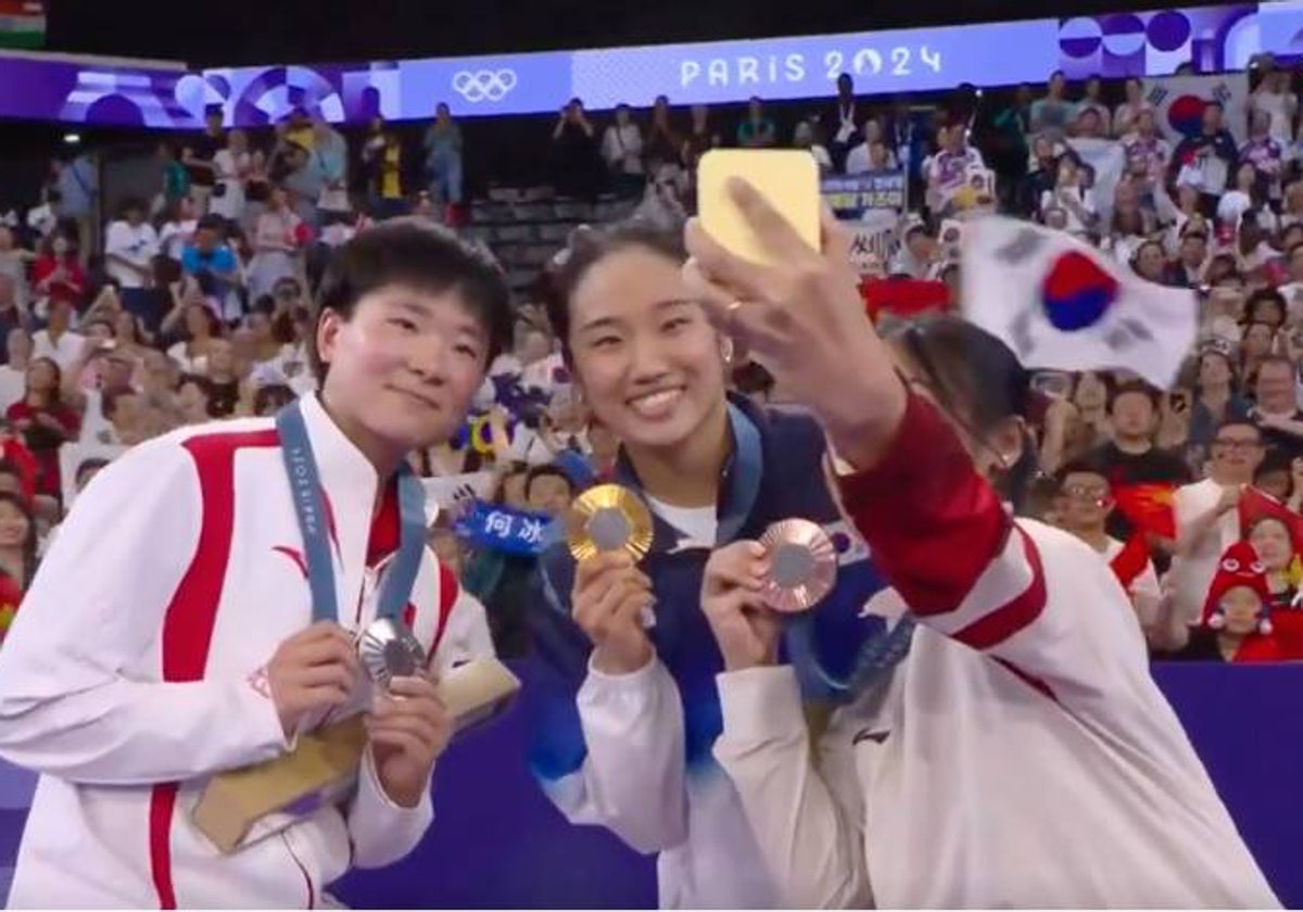 Selfie con recuerdo para Carolina Marín entre las medallistas olímpicas de bádminton en París