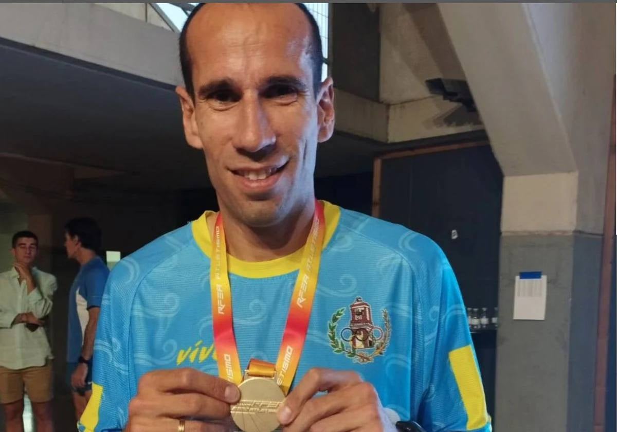 José Manuel Cortés, con una de sus incontables medallas, celebra 20 años de su oro iberoamericano