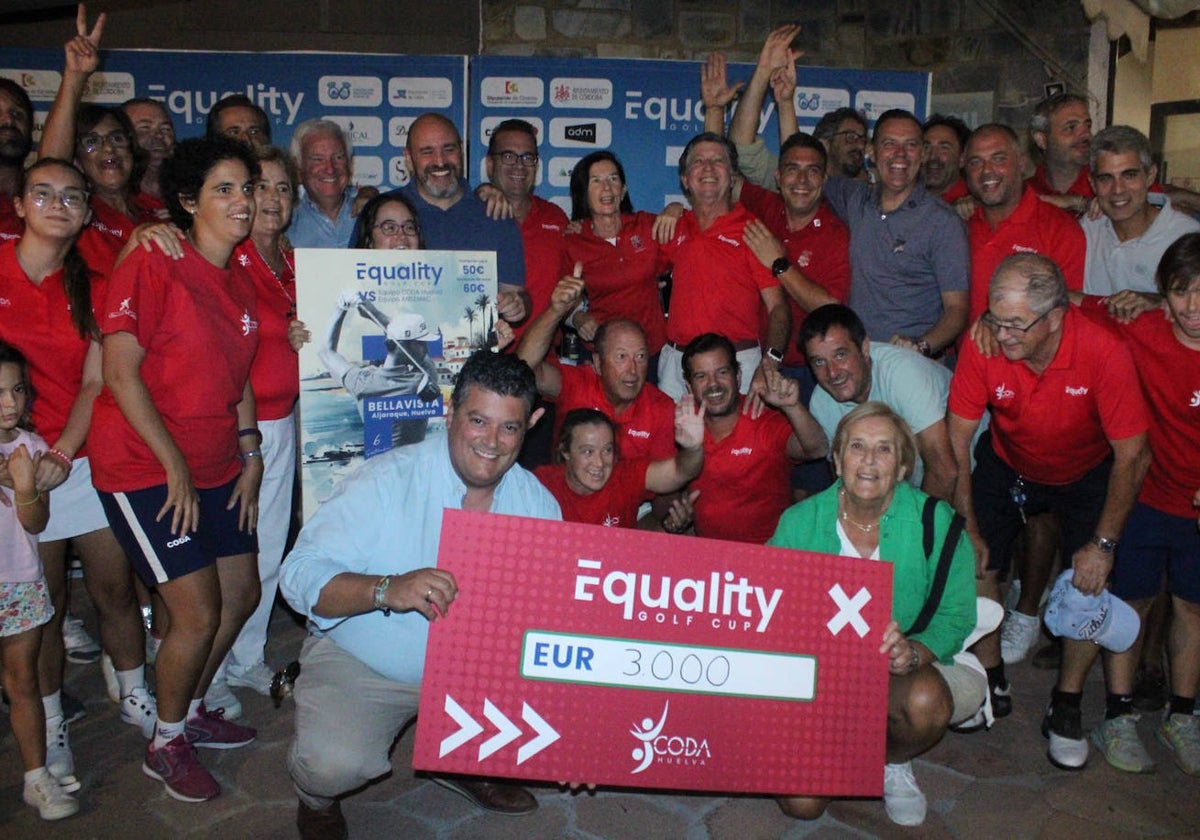 Los componentes del CODA Huelva celebrando su victoria en la cita celebrada en Bellavista