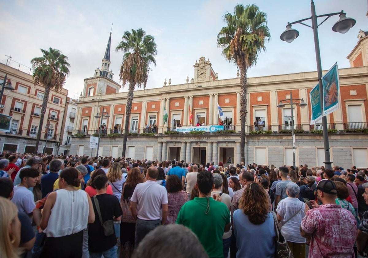 La multitud congregada en la plaza de la Constitución de Huelva