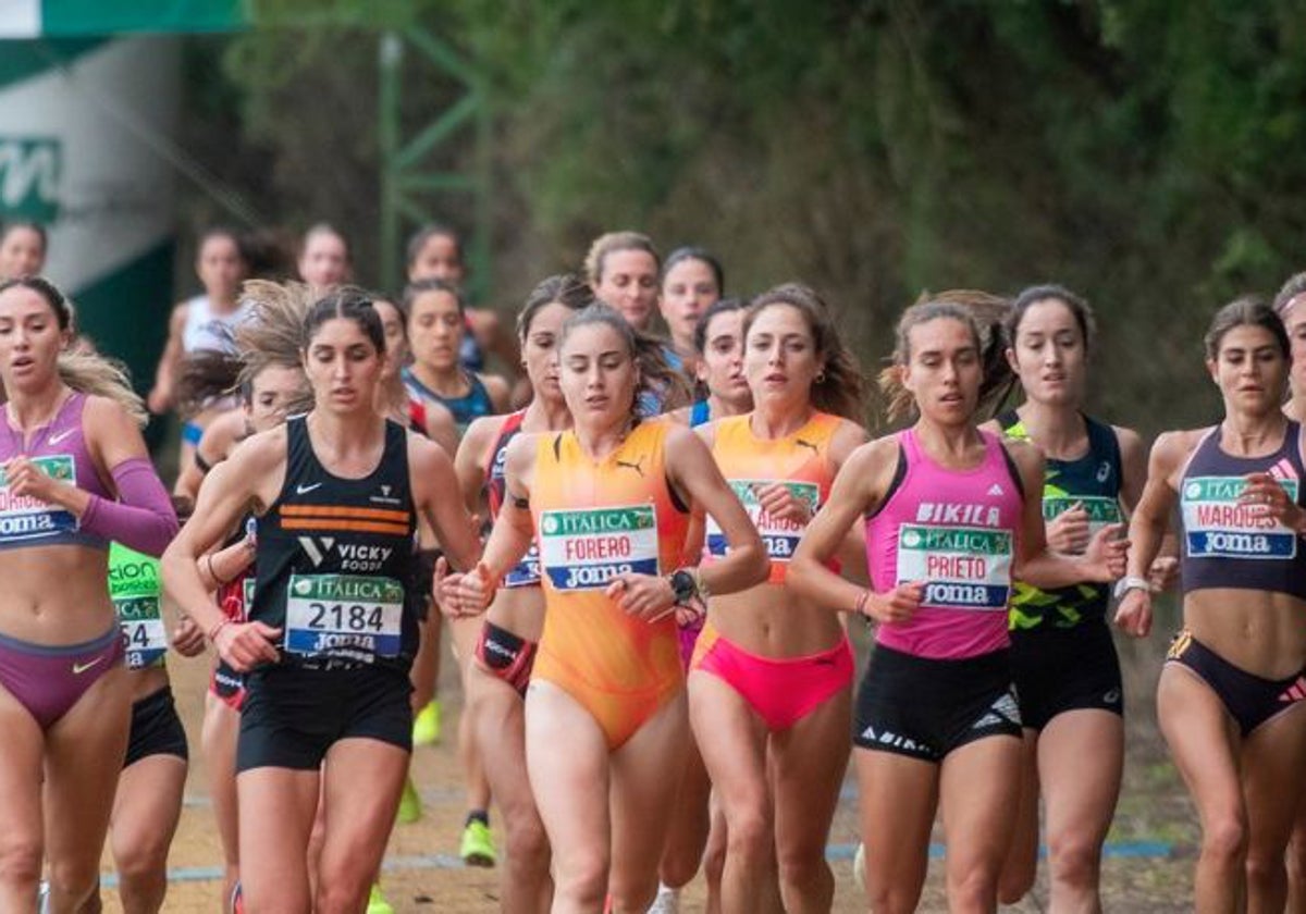 María Forero, en el centro, en la disputa del Cross de Itálica