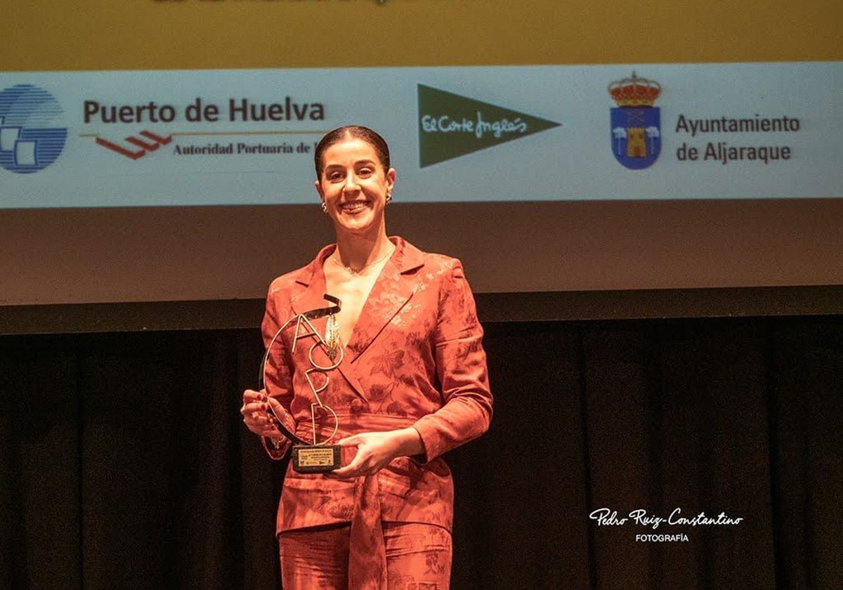 Carolina Marín, con el galardón recibido en la XXXVI Gala del Deporte de Huelva