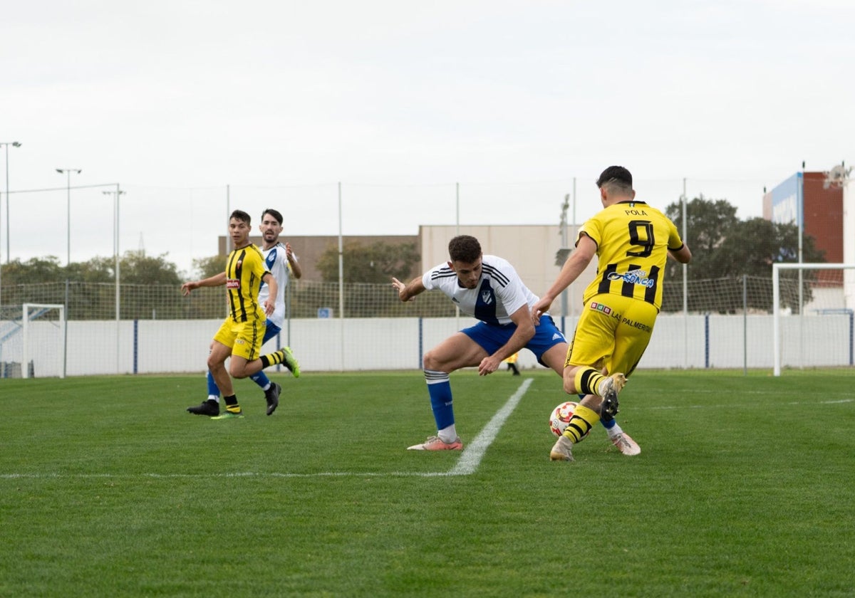 Un momento del partido entre el Atlético Onubense y el San Roque de Lepe