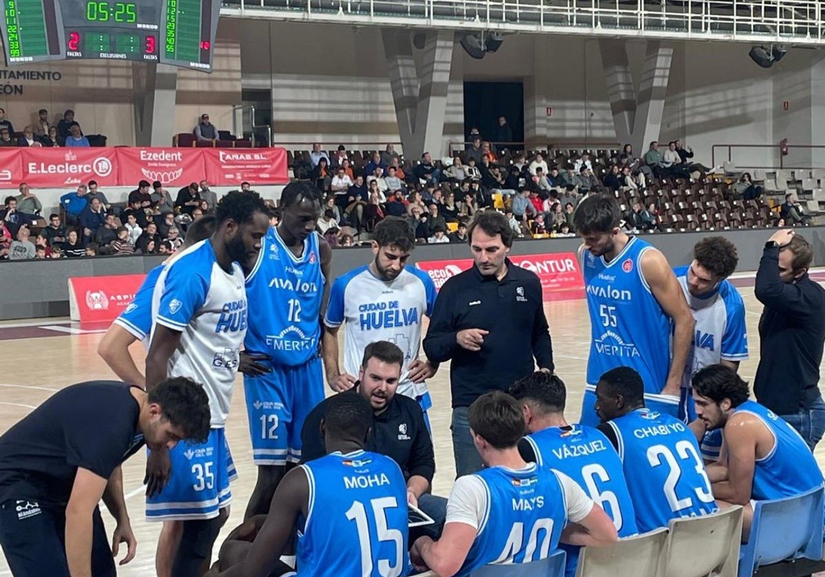 Iñigo Núñez da instrucciones a su jugadores en un tiempo muerto del Ciudad de Huelva