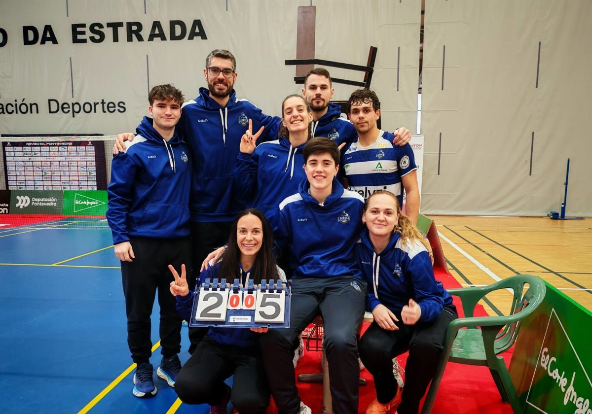 Los jugadores onubenses celebran la victoria