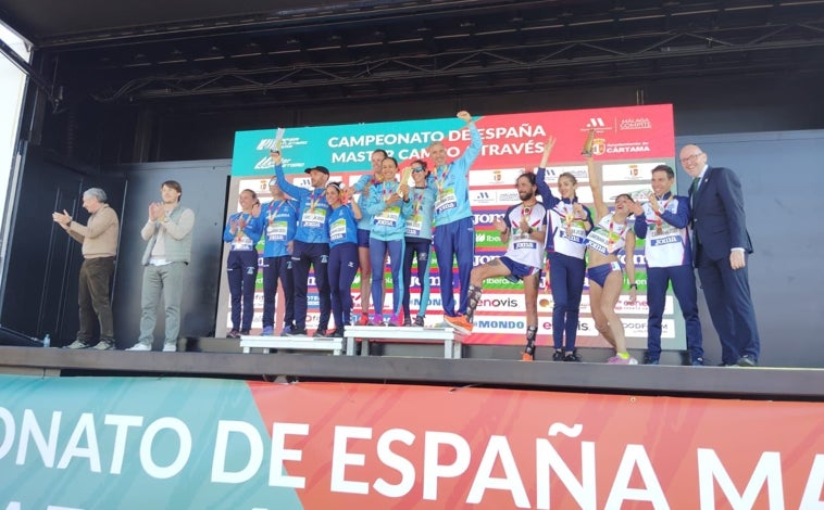 Imagen principal - Sandra Schenkel, en el podio del relevo mixto, con sus compañeras de club y con los medallistas del relevo mixto