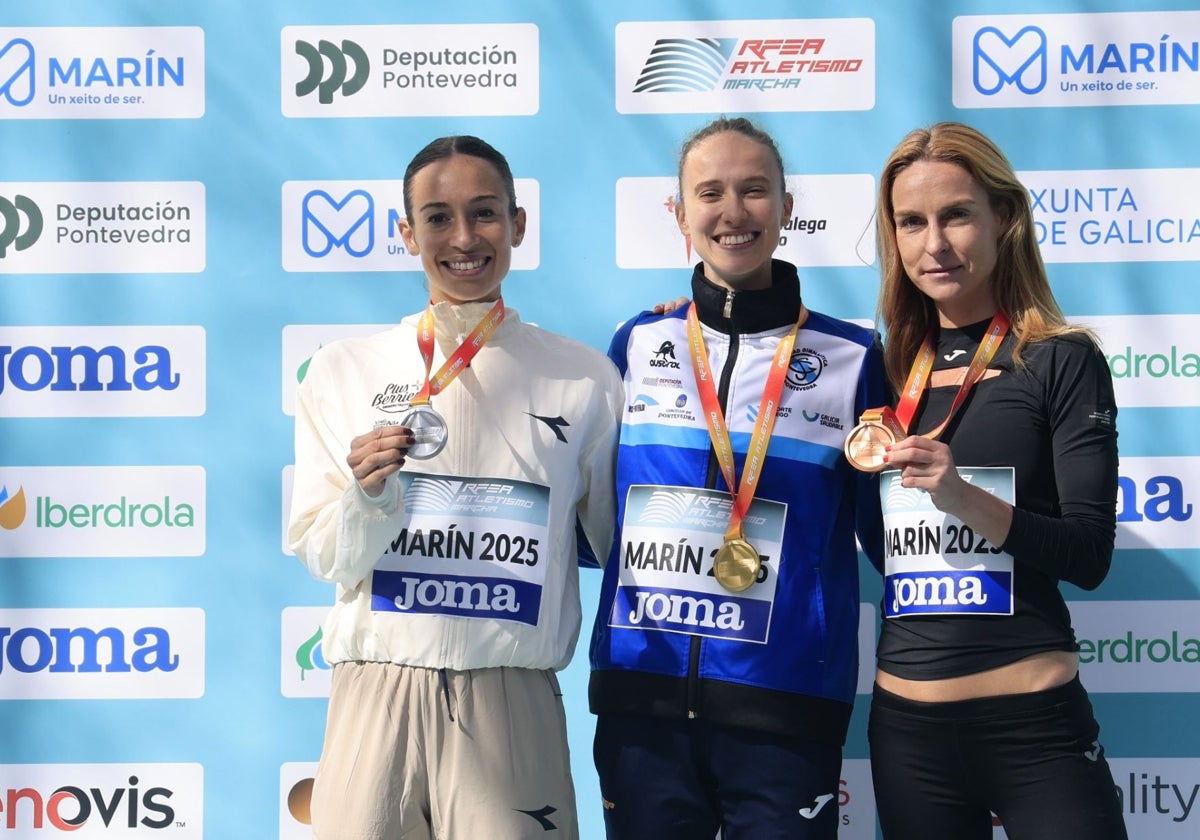 Laura García-Caro, con Antía Chamosa y Raquel González Campos