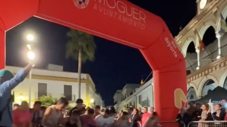 Enrique Asensio y Carmen Domínguez ganan la Carrera por la ELA de Moguer