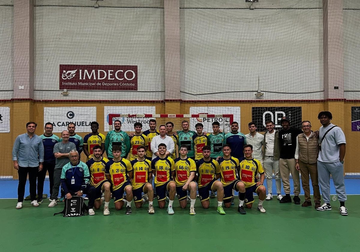 Plantilla del PAN Moguer, junto al cuerpo técnico y la junta directiva