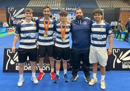 La representación del IES La Orden en Talavera con sus medallas de oro en el Campeonato de España