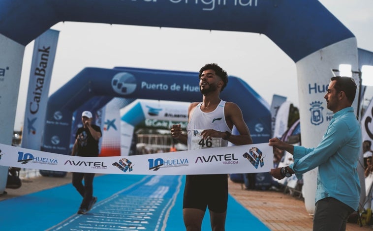 Imagen principal - 10k Huelva Puerta del Descubrimiento: Mohamed El Gahzouani y Estefanía Rouco, ganadores
