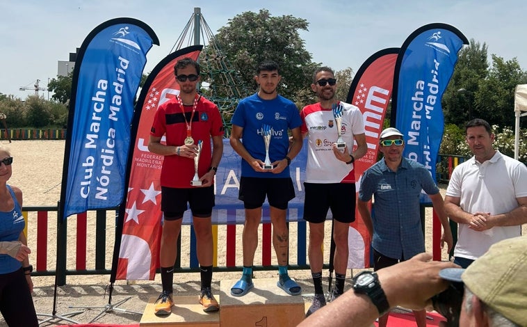 Imagen principal - Andrés Cumbreras se lleva el oro en la prueba de Ránking de España de Marcha Nórdica de Valdebebas