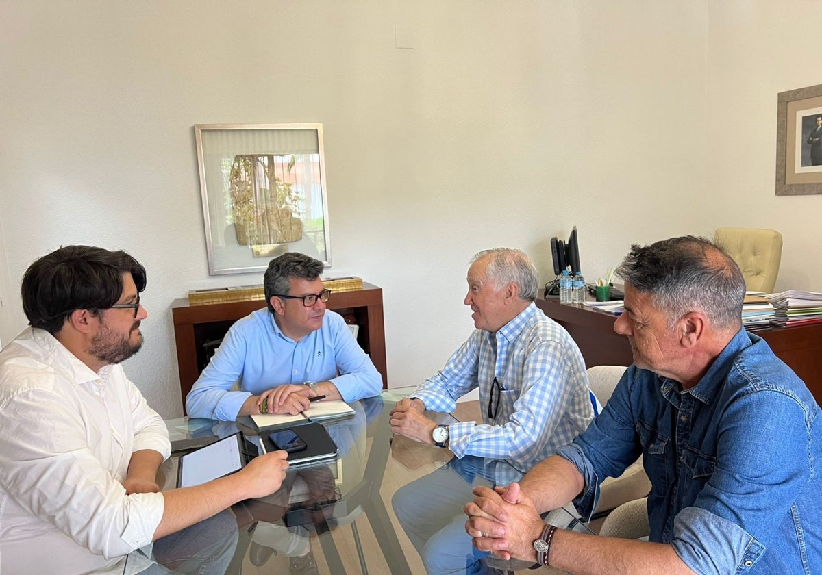 Reunión de representantes de la AOPD con el Ayuntamiento de Lepe