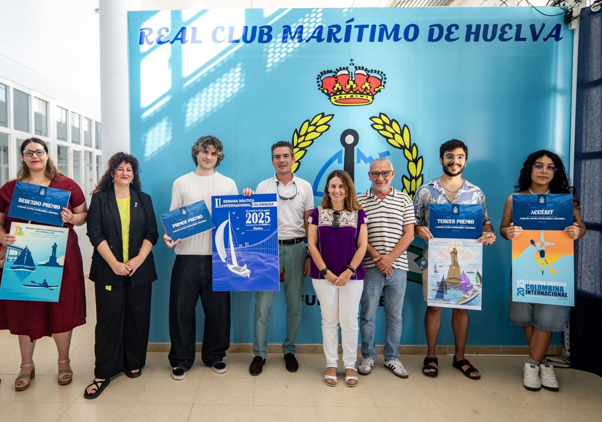 La pregonera y los premiados en el concurso para la elección del catel de la Semana Náutica Colombina
