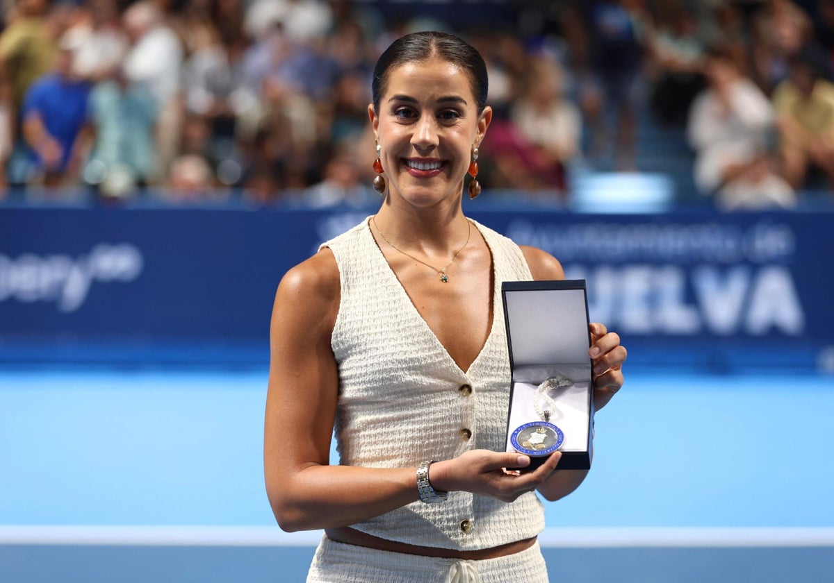 Carolina Marín, con la medalla de honor del Real Club Recreativo de Tenis de Huelva
