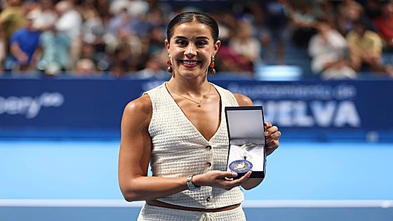 Copa del Rey de Tenis de Huelva: Carolina Marín recibe con «mucha ilusión» la medalla de honor del Recreativo
