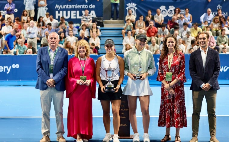 Imagen principal - Copa del Rey de Tenis de Huelva: Jessica Bouzas se lleva la final femenina tras la lesión de Paula Badosa