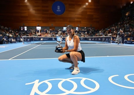 Imagen secundaria 1 - Copa del Rey de Tenis de Huelva: Jessica Bouzas se lleva la final femenina tras la lesión de Paula Badosa