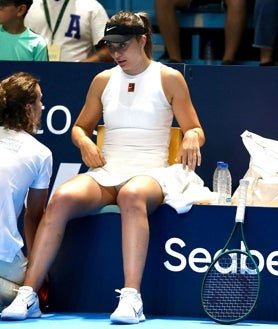 Imagen secundaria 2 - Jessica Bouzas, Paula Badosa y la misma jugadora tras su lesión