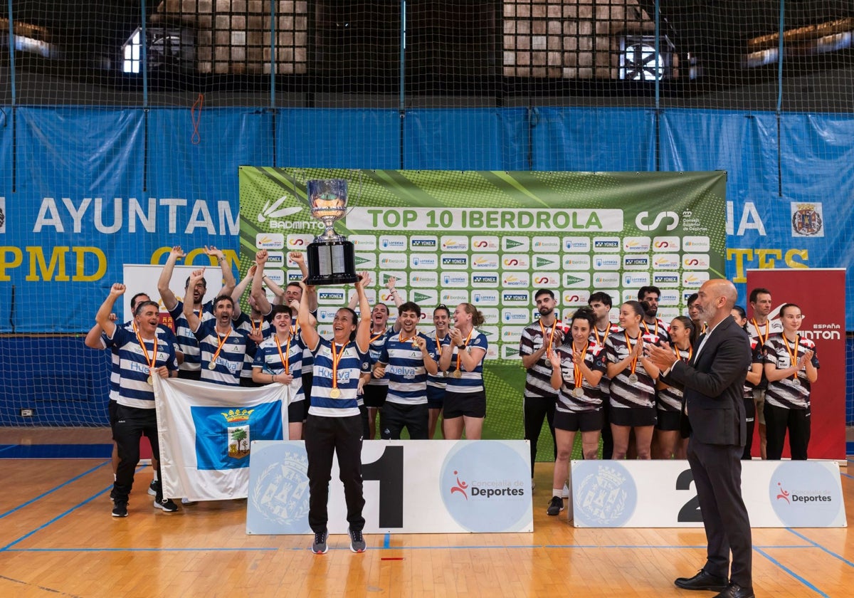 El IES La Orden, recogiendo su décimo título de Liga