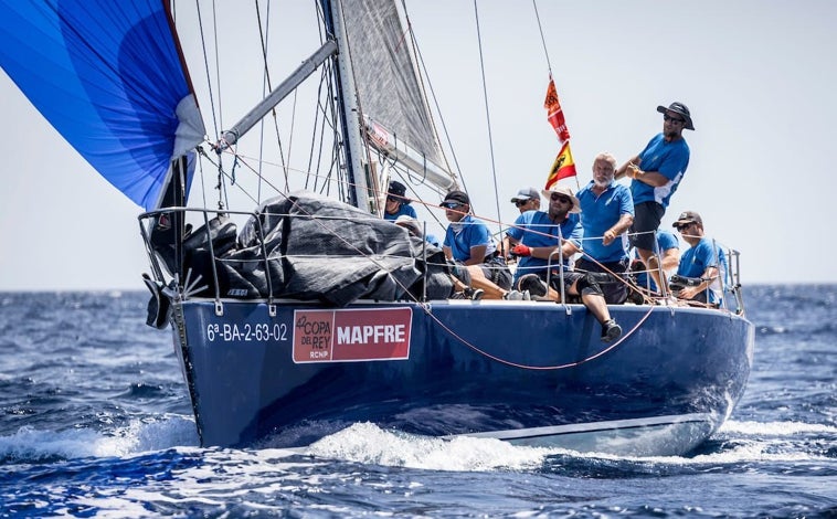 Imagen principal - Los barcos de Huelva 'Estrella Damm' y 'JP Finacial DE 6' participan en la Copa del Rey