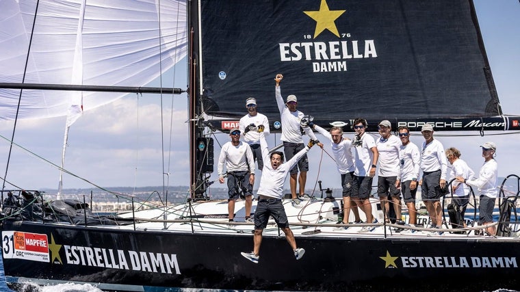El Estrella Damm celebra la victoria