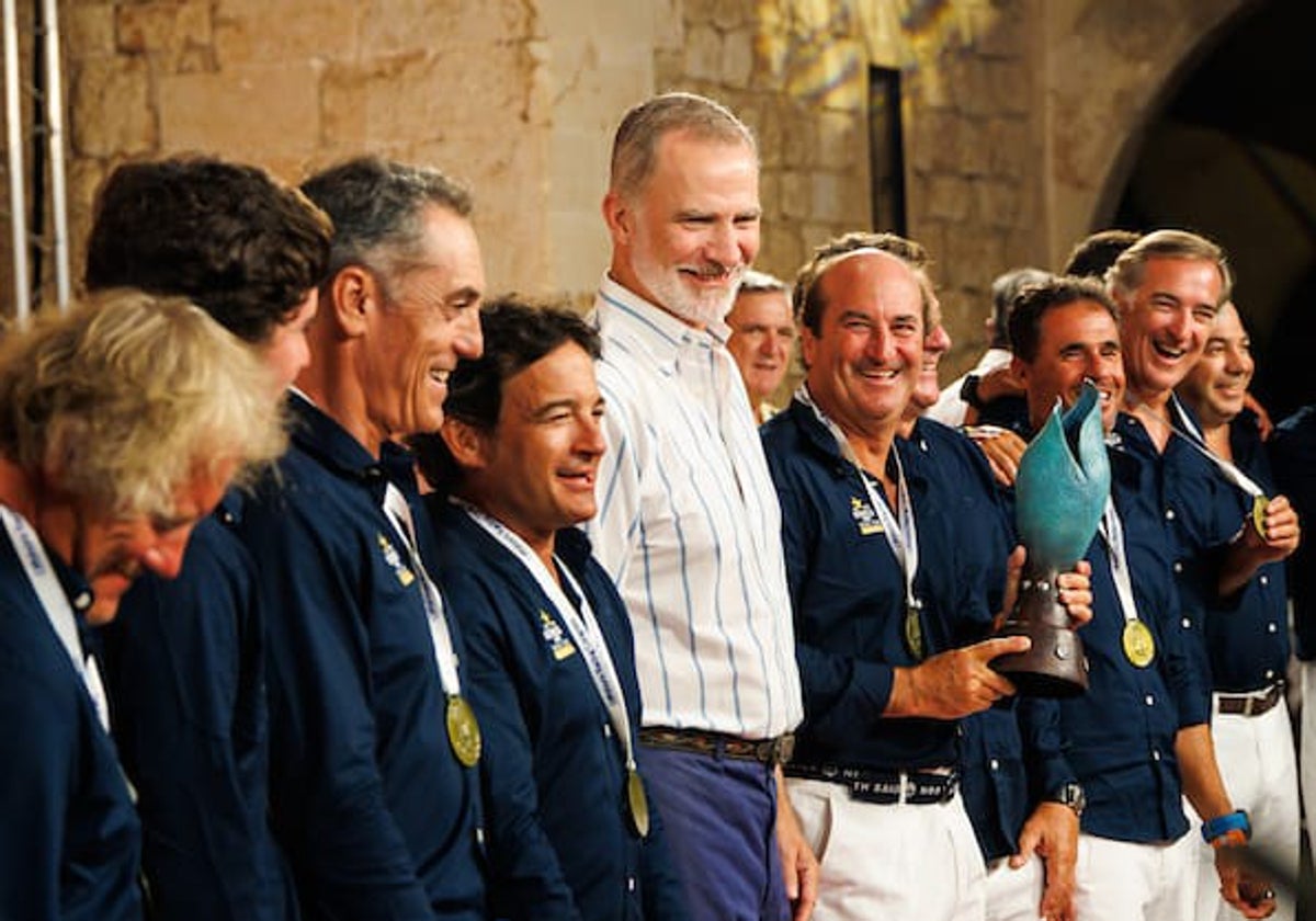 Los componentes el equipo Estrella Damm, con su majestad el rey Felipe VI