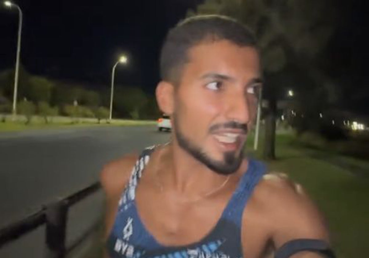 El atleta Zakaria Boufaljat en su entrenamiento por el paseo de la ría de Huelva