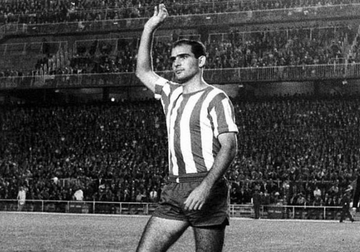 Juanín saludando a la afición en un Real Madrid-Córdoba en el Santiago Bernabéu en 1963