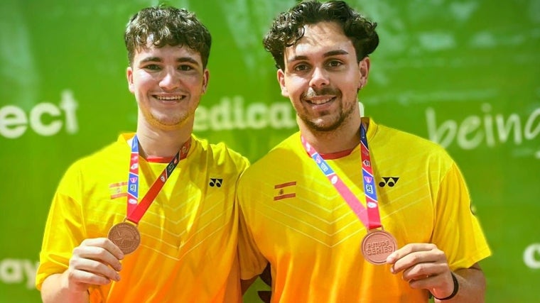 Alejandro Pérez y Álvaro Morán con sus metales en Costa Rica