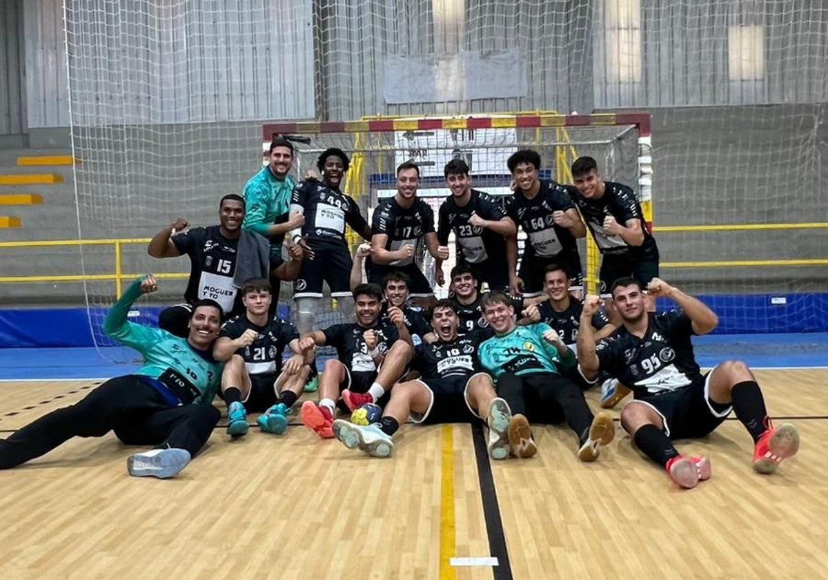 Los jugadores del club moguereño celebran la victoria en Córdoba