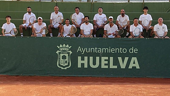 Partido de tenis con raquetas de madera para recordar el pasado británico de Huelva